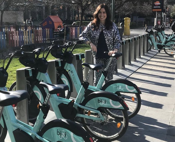 La consejera municipal de Movilidad y Medioambiente del Ayuntamiento de Zaragoza, Tatiana Gaudes, en el nuevo servicio Bizi