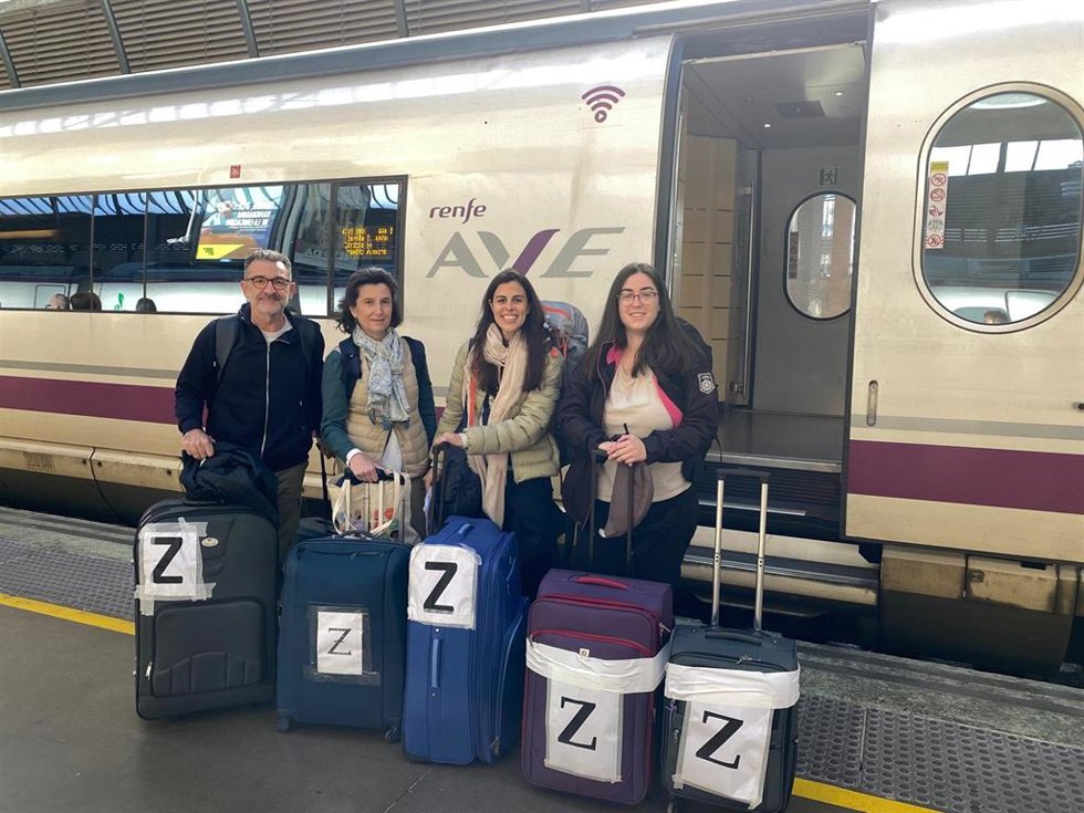 Renfe colabora con el Virgen del Rocío y Macarena en desplazamientos de un equipo médico a Madrid