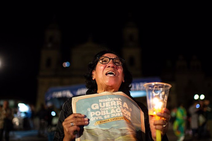 January 30, 2025, Bogota, Cundinamarca, Colombia: People light candles during a demonstration against the violence in the Catatumbo region by the National Liberation Army (ELN) and Dissidents of the FARC-EP guerrillas, in Bogota, Colombia's Plaza de Boliv