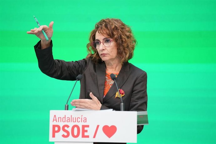 La vicepresidenta y ministra de Hacienda y secretaria general del PSOE de Andalucía, María Jesús Montero, este viernes en rueda de prensa en la sede regional socialista.