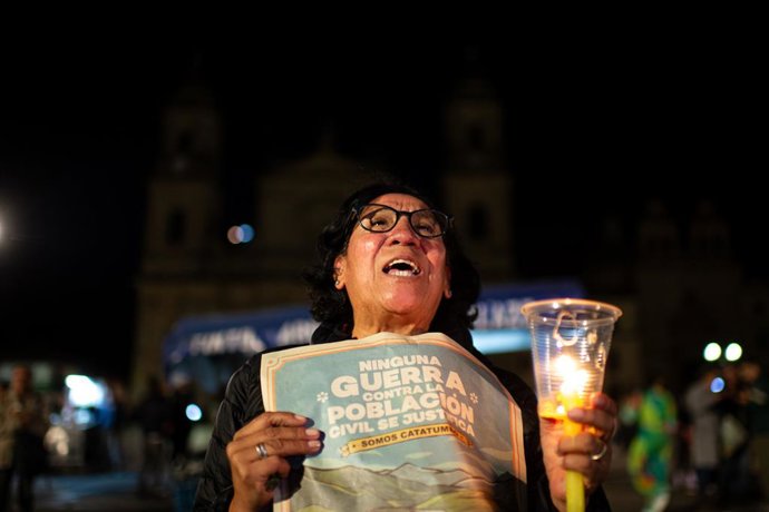 30 de janeiro de 2025, Bogotá, Cundinamarca, Colômbia: Pessoas acendem velas durante uma manifestação contra a violência na região de Catatumbo pelo Exército de Libertação Nacional (ELN) e dissidentes da guerrilha das FARC-EP, na Plaza de Boliv, em Bogotá