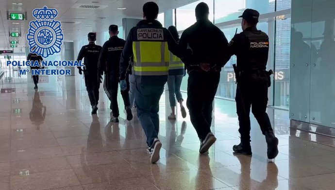 Archivo - Tres detenidos en el Aeropuerto de Barcelona.