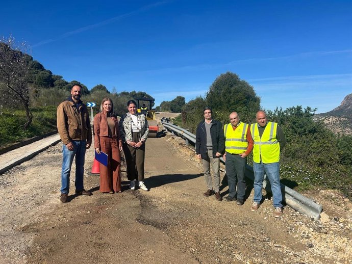 La diputada provincial de Fomento e Infraestructuras, Nieves Atencia, ha visitado las obras que se llevan a cabo en esta zona junto al alcalde de Montejaque, Diego Sánchez, y la alcaldesa de Montecorto, Lidia Escalante.
