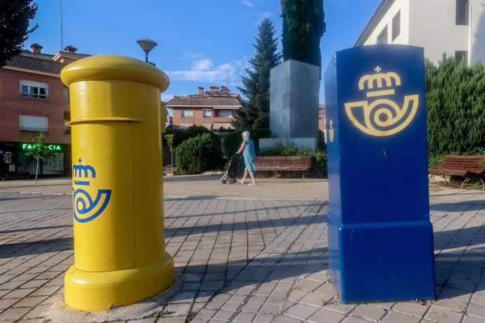 Archivo - Dos buzones de Correos.