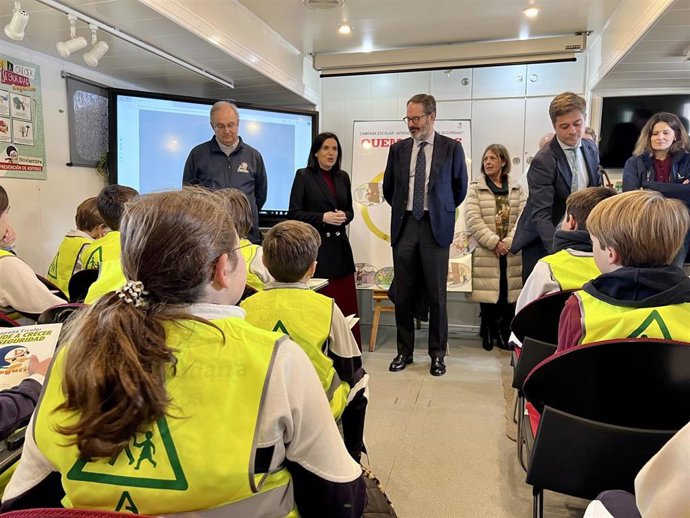 Adolfo Molina (al fondo, centro), asiste, en el Colegio Bética-Mudarra de Córdoba, al inicio de la campaña 'Aprende a crecer con seguridad'.
