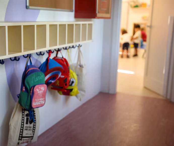 Archivo - Arquivo - Várias mochilas em um cabide em uma sala de aula de 0 a 3 anos de idade na escola CEIP Hernán Cortés, durante o primeiro dia do início do ano letivo, em 7 de setembro de 2022, em Madri (Espanha). O ano letivo de 2022/2023 começa este a