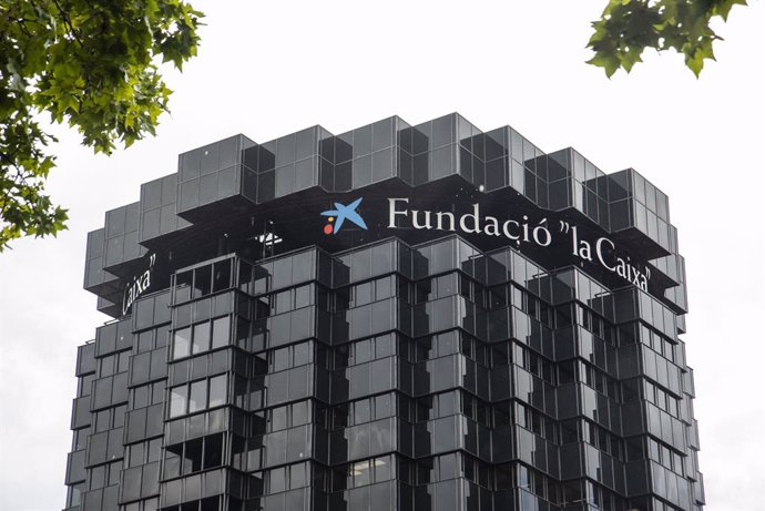 Archivo - Façana d'una de les torres de La Caixa a Barcelona