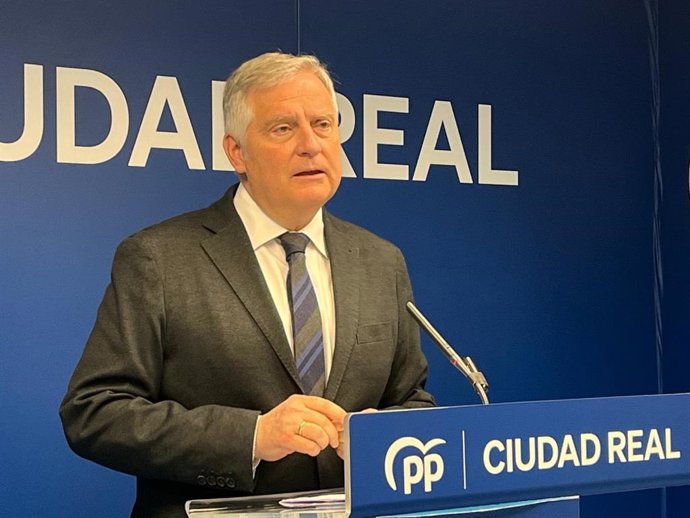 El alcalde de Ciudad Real, Francisco Cañizares, en rueda de prensa desde la sede del PP.