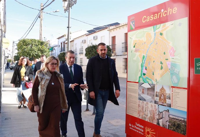 El presidente de la Diputación, en el centro, junto al alcalde de Casariche, en una visita institucional a la localidad.
