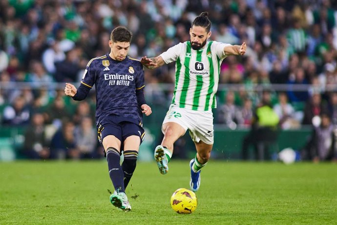 Archivo - El uruguayo Fede Valverde (Real Madrid) regatea a Francisco 'Isco' Alarcón (Real Betis) en LaLiga EA Sports 2023-2024. 