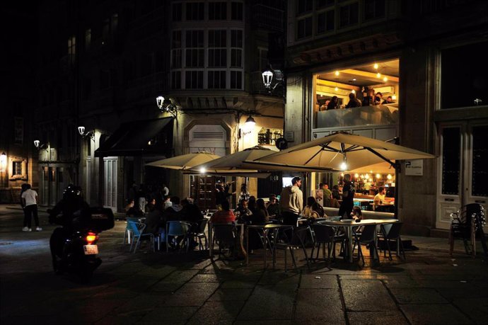 Archivo - Varias personas en la terraza de un bar, a 22 de mayo de 2021, en Ourense, Galicia (España). Este viernes por la tarde el Diario Oficial de Galicia (DOG) actualizó las medidas de la Xunta para la ‘desescalada’ gallega y permitió que los locales 