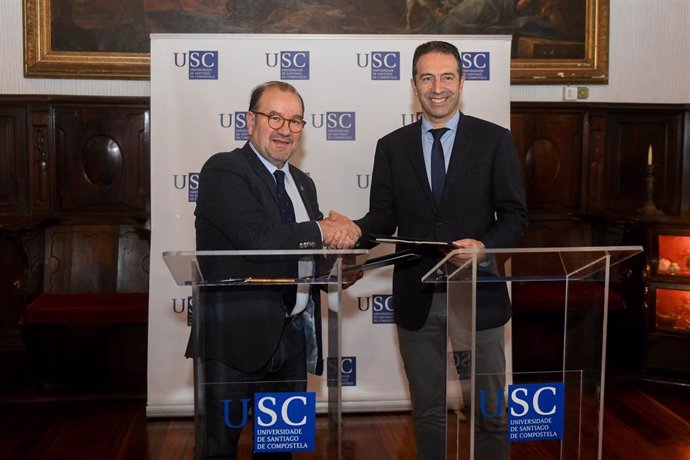 El conselleiro do Mar, Alfonso Villares, y el rector de la Universidade de Santiago de Compostela (USC), Antonio López, en la firma del convenio.