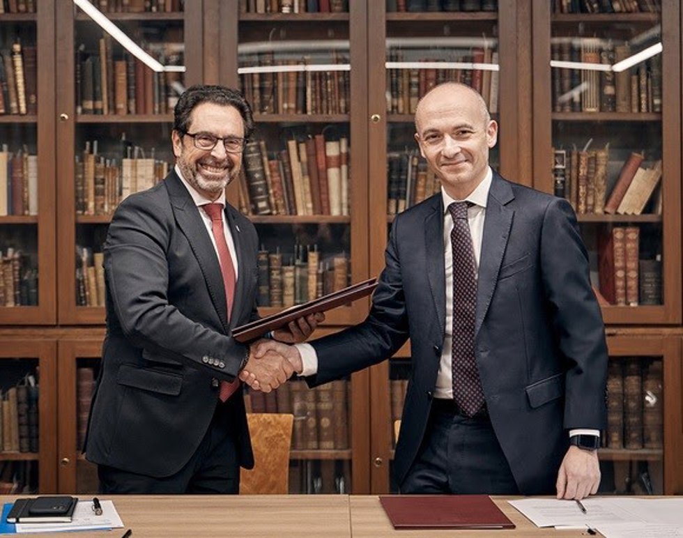 El rector de la UB, Joan Gurdia, y el consejero delegado de Inditex, Óscar García Maceiras.