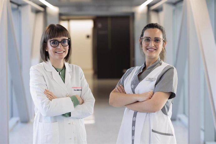 La doctora Elena Panizo y Marta Díaz, coordinadora y enfermera del Área de Cáncer Pediátrico del Cancer Center Clínica Universidad de Navarra.