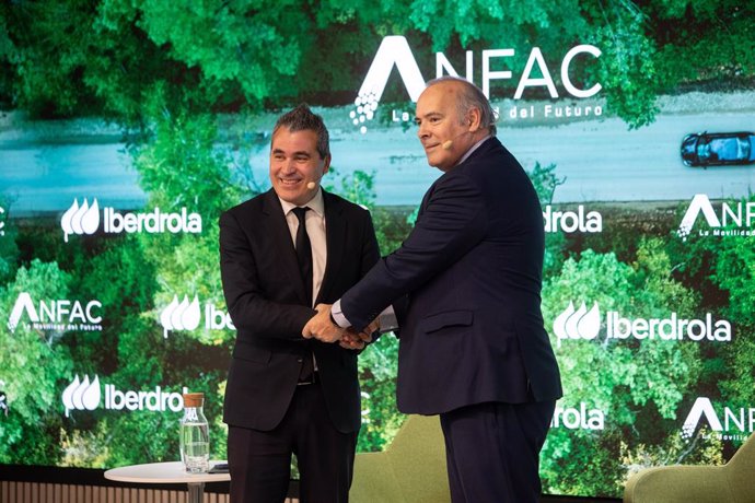 El presidente de Anfac, Josep María Recasens (i), y el CEO de Iberdrola España, Mario Ruiz-Tagle (d), durante un desayuno informativo entre Iberdrola y Anfac, en la sede de Iberdrola, a 14 de febrero de 2025, en Madrid (España).