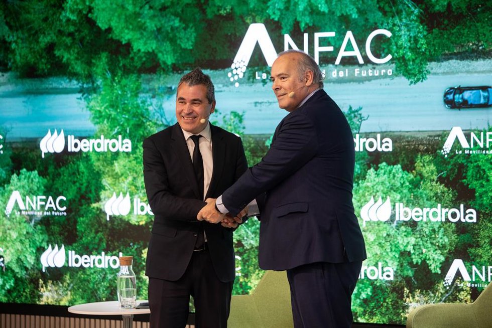 El presidente de Anfac, Josep María Recasens (i), y el CEO de Iberdrola España, Mario Ruiz-Tagle (d), durante un desayuno informativo entre Iberdrola y Anfac, en la sede de Iberdrola, a 14 de febrero de 2025, en Madrid (España).