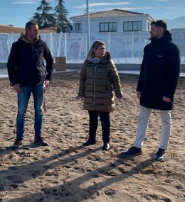 El diputado provincial de Deportes de Granada, Eric Escobedo, a la derecha en la imagen en la Ciudad Deportiva de la Diputación