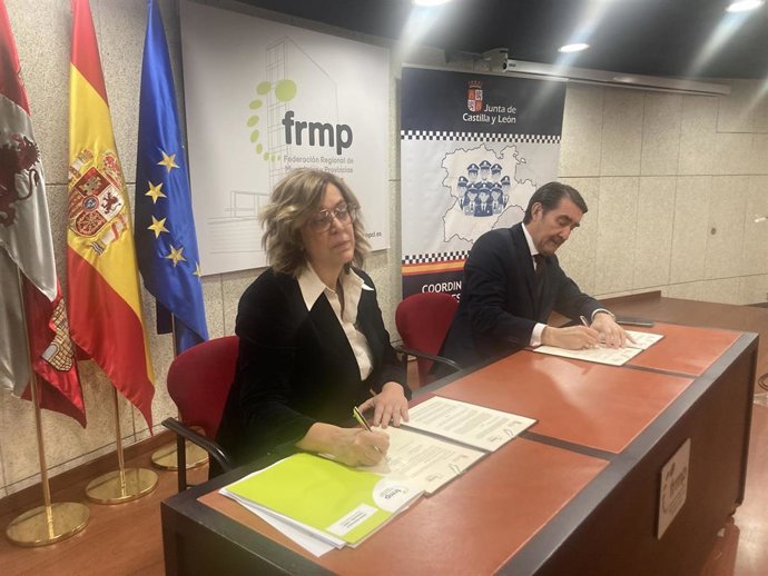 Ángeles Armisén y Juan Carlos Suárez-Quiñones, en la firma del convenio.