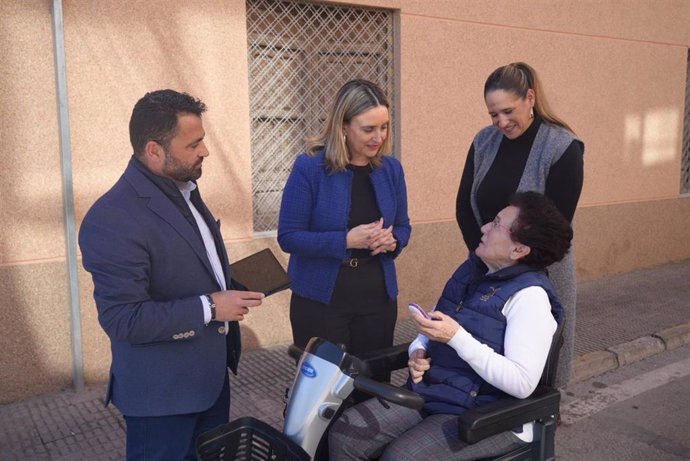La consejera de Política Social, Familias e Igualdad, Conchita Ruiz, durante la demostración del geolocalizador de teleasistencia móvil