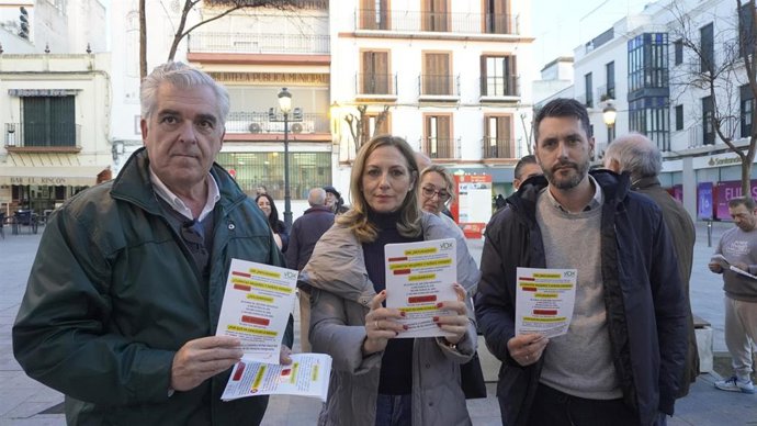 Reyes Romero con los ediles de Vox en Sanlúcar la Mayor