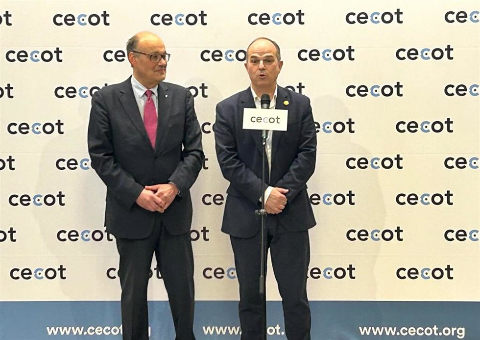 El presidente de Cecot, Xavier Panés, y el secretario general de Junts, Jordi Turull, en la sede de la patronal en Terrassa (Barcelona).