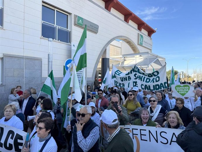 Vecinos de los pueblos del Área Sanitaria de Osuna se concentra para pedir "una sanidad pública de calidad".