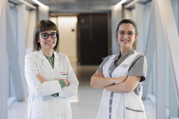 Dra. Elena Panizo e Marta Díaz, coordenadora e enfermeira da Área de Câncer Pediátrico do Cancer Center Clínica Universidad de Navarra.