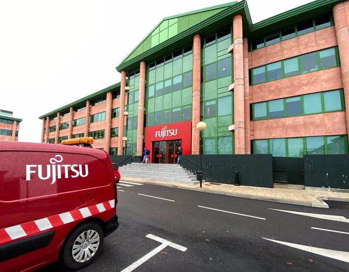 Archivo - Una furgoneta de la compañía Fujitsu a la entrada de la sede de Fujitsu España en Pozuelo de Alarcón