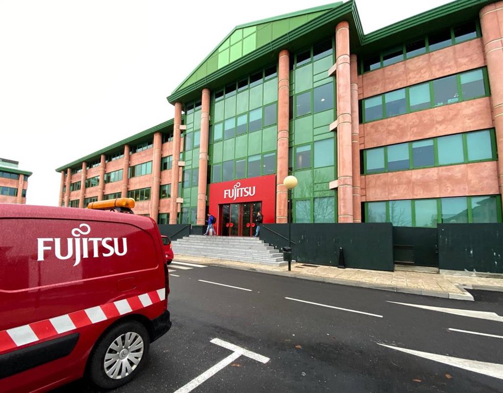 Archivo - Una furgoneta de la compañía Fujitsu a la entrada de la sede de Fujitsu España en Pozuelo de Alarcón