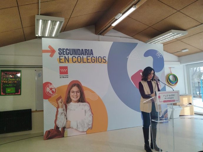 La presidenta de la Comunidad de Madrid, Isabel Díaz Ayuso, en el colegio público de Los Jarales