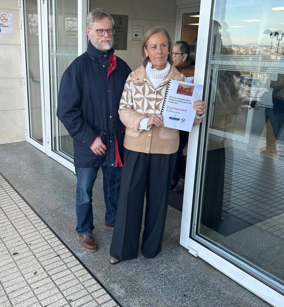 La diputada del Partido Popular en la Junta General del Principado de Asturias (JGPA) y portavoz de Sanidad, Pilar Fernández Pardo, a las puertas del hospital de Cabueñes (Gijón)