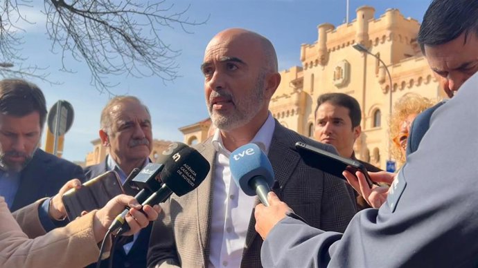 El líder del PP en el Ayuntamiento de Barcelona, Daniel Sirera, en declaraciones a los medios frente al Cuartel del Bruc de Barcelona tras la reunión mantenida con la Asociación militar de Tropa y Marinería (ATME)