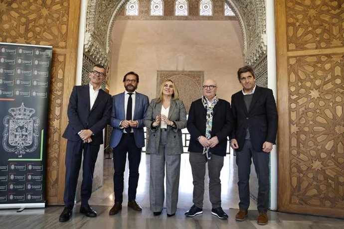 La alcaldesa de Granada, Marifrán Carazo, ha asistido a la comisión de seguimiento de la Granada Card