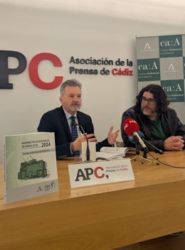 El presidente del Consejo Audiovisual de Andalucía (CAA), José Francisco Domínguez del Postigo, junto al presidente de la Asociación de la Prensa de Cádiz (APC), Diego Calvo, en la presentación del Barómetro Audiovisual de Andalucía