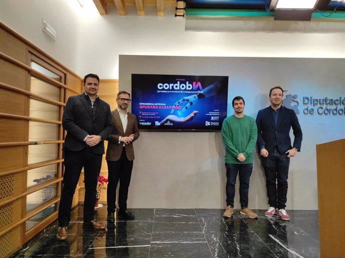 El presidente de Iprodeco, Félix Romero (segundo por la izda.), en la presentación de 'CordobIA'.