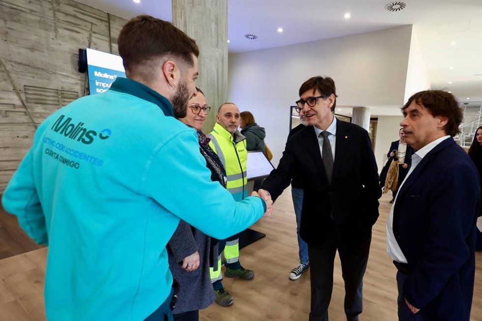 El presidente Salvador Illa durante su visita a las instalaciones de Molins en Sant Vicen dels Horts (Barcelona)