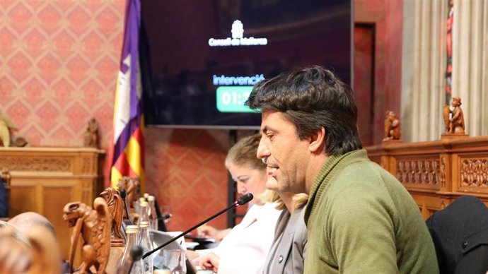 El conseller insular de MÉS per Mallorca Joan Llodrà interviene en un pleno del Consell de Mallorca.