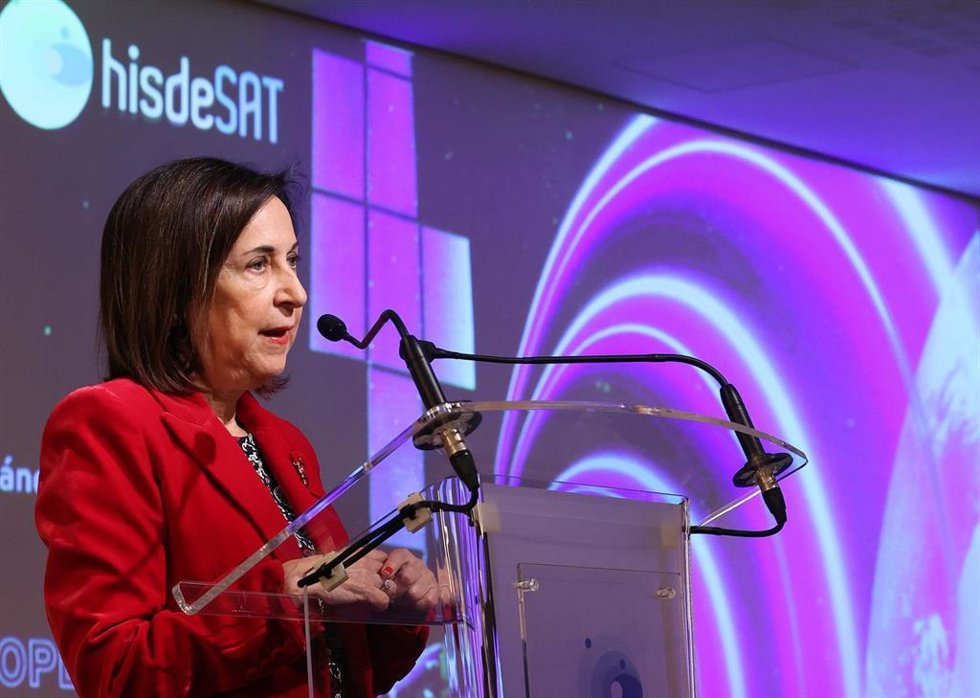 La ministra de Defensa, Margarita Robles, interviene durante su visita a las instalaciones de Hisdesat Centro de Control de Satélites, a 14 de febrero de 2025, en Hoyo de Manzanares, Madrid (España).