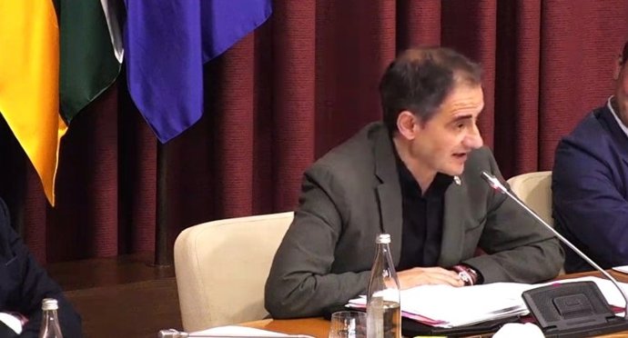 Archivo - Miguel Saínz, durante su comparecencia en el pleno