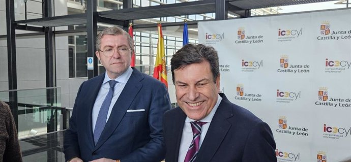 El consejero de Economía y Hacienda, Carlos Fernández Carriedo, junto al presidente de Global Exchange, Isidoro Alanís