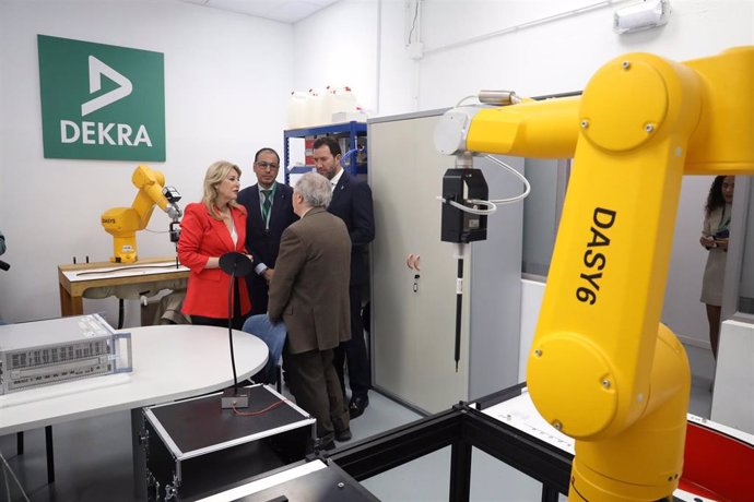 La consejera de Economía, Hacienda y Fondos Europeos, y portavoz del Gobierno de la Junta de Andalucía, Carolina España (i), durante su visita a DEKRA 