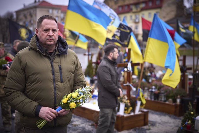 Archivo - December 17, 2024, Lviv, Lviv Oblast, Ukraine: Ukrainian chief of presidential staff, Andriy Yermak, left, and President Volodymyr Zelenskyy, right, stands for a moment of silence during a ceremony honoring fallen warriors at the Field of Mars i