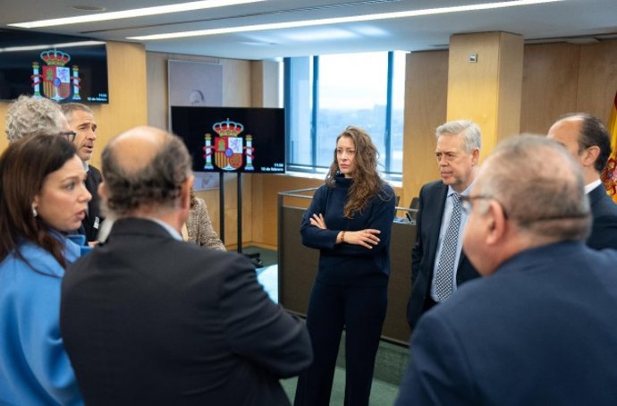 A secretária adjunta de Saúde e Educação do Partido Popular, Ester Muñoz, realizou uma reunião com os ministros da saúde das comunidades autônomas governadas pelo Partido Popular.