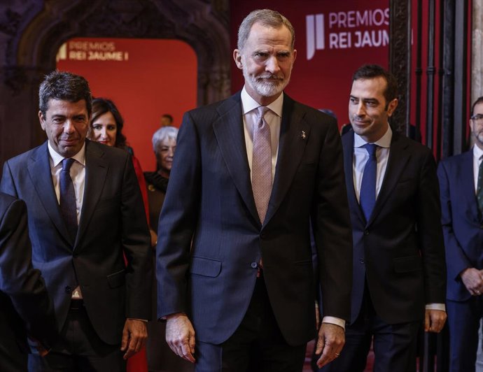(E-D) El president de la Generalitat Valenciana, Carlos Mazón, el Rei Felip VI i el ministre d'Economia, Comerç i Empresa, Carlos Cuerpo, a la seua arribada a l'acte de lliurament dels Premis Rei Jaume I 2024, a la Llotja dels Mercaders de València. 