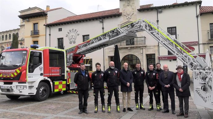El alcalde de León este viernes en la presentación de la nueva autoescala de Bomberos de León`.