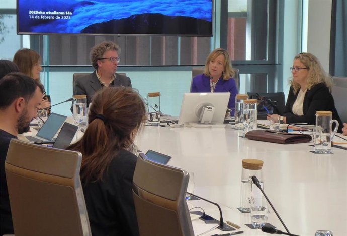 La diputada general de Gipuzkoa, Eider Mendoza, da cuenta en las Juntas Generales de los resultados de la recaudación de 2024, junto con la diputada foral de Hacienda y Finanzas, Itziar Agirre.