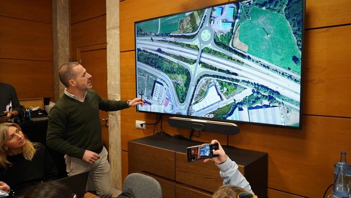 El alcalde de Siero, Ángel García, presenta el proyecto aprobado de construccción de la nueva glorieta de acceso al eje comercial de Paredes y Parque .