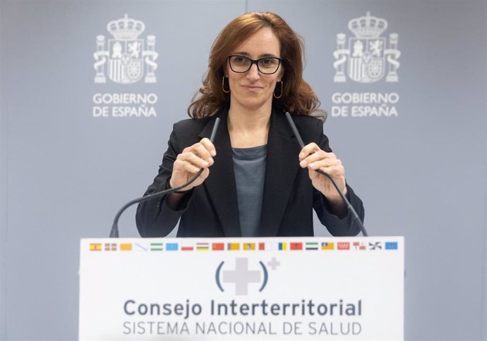 La ministra de Sanidad, Mónica García, durante una rueda de prensa tras la reunión del pleno del CISNS, en la Sala Polivalente del Ministerio de Sanidad, a 14 de febrero de 2025, en Madrid (España).