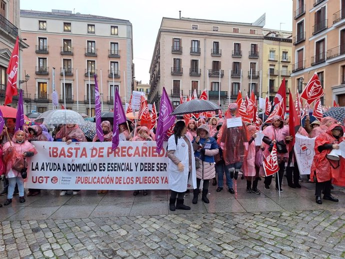 Más de un centenar de trabajadores del Servicio de Ayuda a Domicilio se concentran en la plaza de la Villa, en Madrid, para exigir mejoras en sus condiciones laborales, el 20 de enero de 2025, en Madrid.