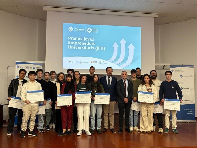 El conseller de Empresa, Empleo y Energía, Alejandro Sáenz de San Pedro, y el rector de la UIB, Jaume Carot, participan en la entrega de los Premios Jóvenes Emprendedores Universitarios.